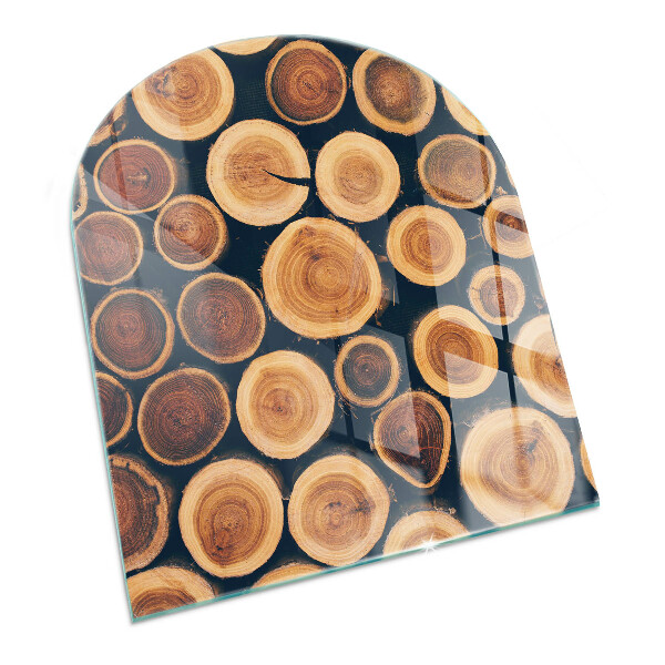 Halvoval glasskiva framför öppen spis Låda med sågat trä