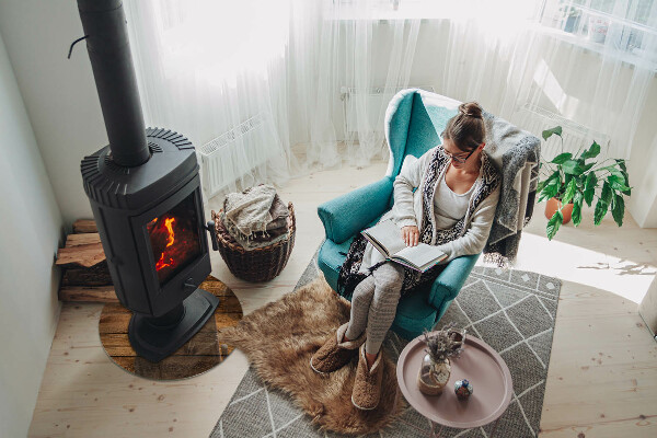 Runda glasskiva framför öppen spis Träplank med årringar