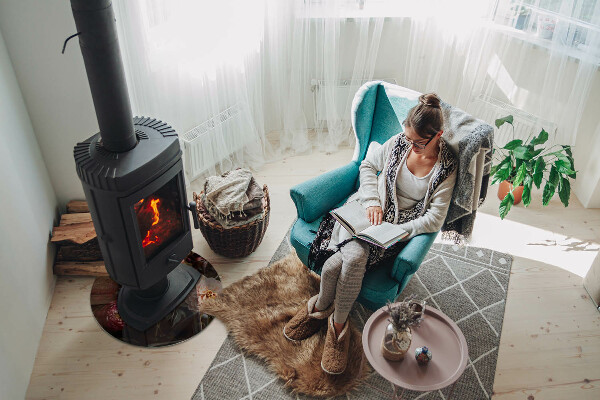 Runda glasskiva framför öppen spis Blombukett i detalj