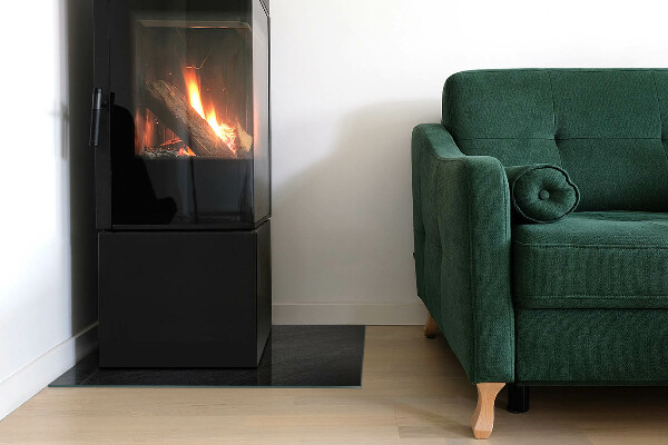 Rektangulär glasskiva framför öppen spis Naturlig stenstruktur