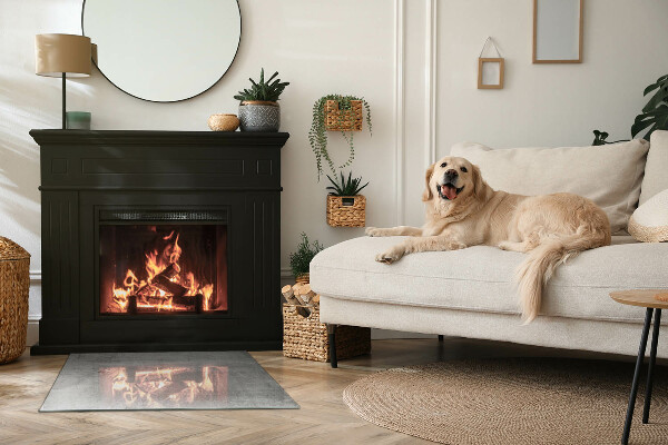 Rektangulär glasskiva framför öppen spis Textur av rå betong