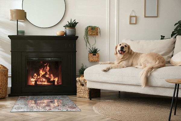 Rektangulär glasskiva framför öppen spis Mosaikmönster på kakel