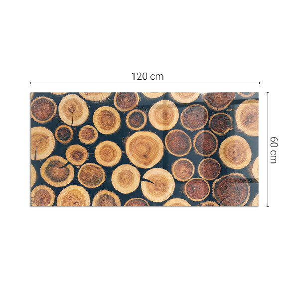 Rektangulär glasskiva framför öppen spis Låda med sågat trä