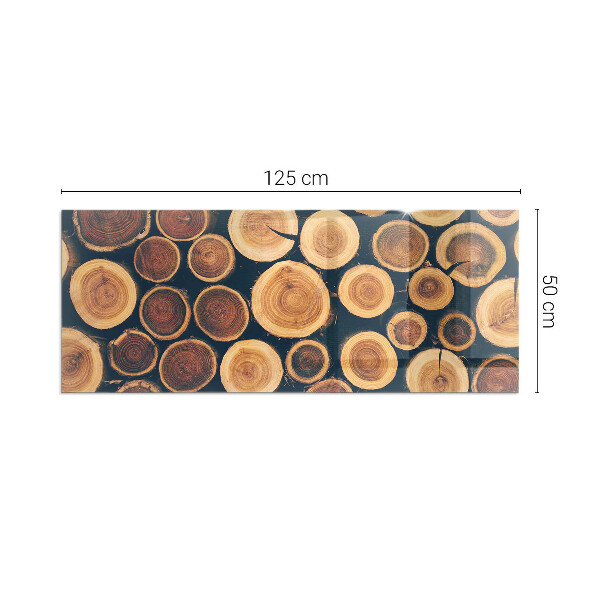 Rektangulär glasskiva framför öppen spis Låda med sågat trä