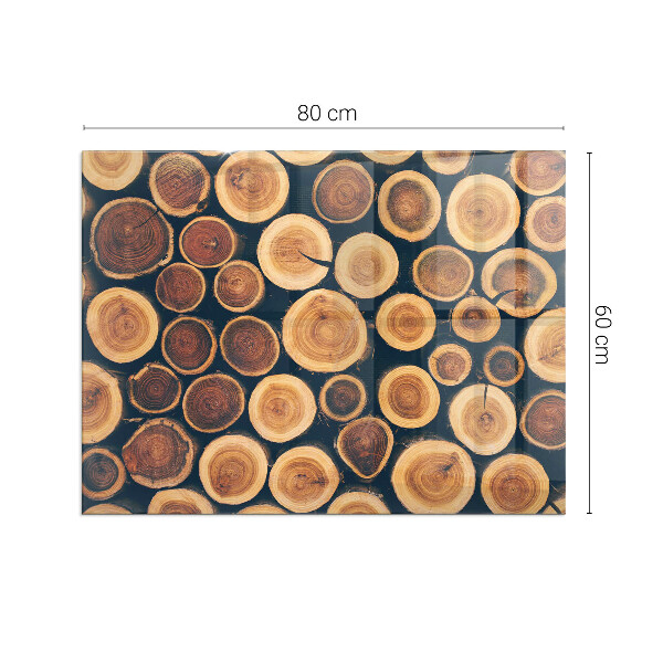 Rektangulär glasskiva framför öppen spis Låda med sågat trä