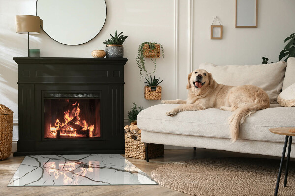 Rektangulär glasskiva framför öppen spis Marmorådringar