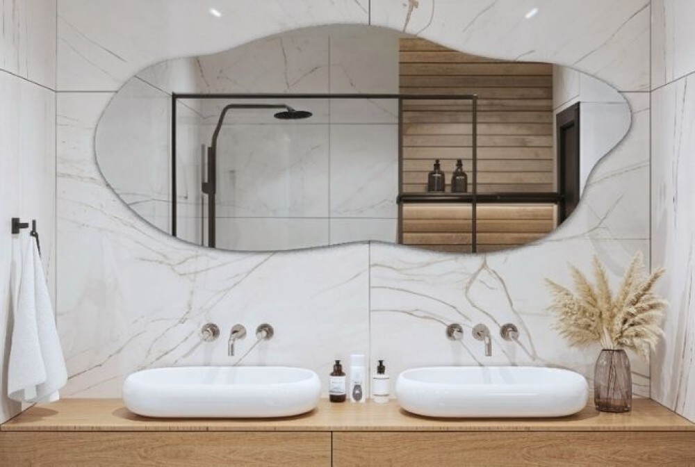 spegel för ett vitt badrum