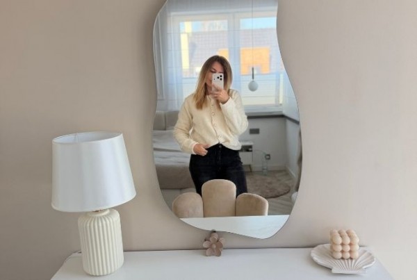 Hur har oregelbundna speglar förändrat modern design?